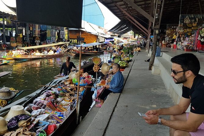 Damnoen Saduak Floating Market & Maeklong Train Market Tour - Walking through Damnoen Saduak without a rush