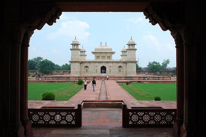 Delhi Agra Delhi: Round Trip By Gatimaan Express Train - Meeting your guide at Agra Cantt