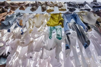 Dhobi Ghat Laundry and Dharavi Slum Tour with Local Train