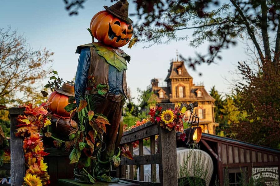 Disneyland® Paris Tickets for Train and Parks - Collecting tickets at the Magic Ways office