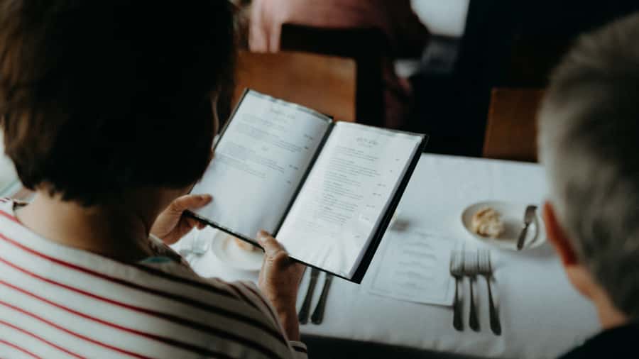 Drysdale: Restaurant Train Dining Experience - Choosing drinks from the Bellarine and Otways