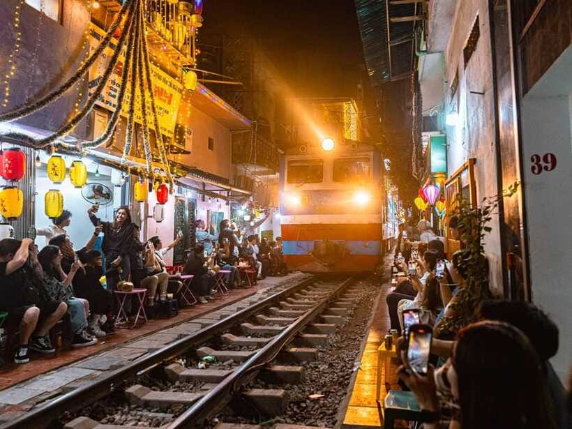 (EN/JP)Private tour with a local friend & Train Street visit - Why Train Street is more than a photo stop
