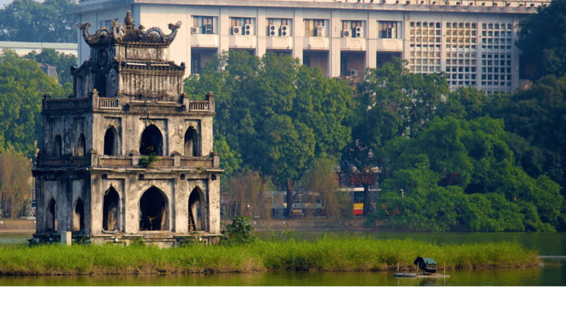 (EN/JP)Private tour with a local friend & Train Street visit - Hoan Kiem Lake as a change of pace