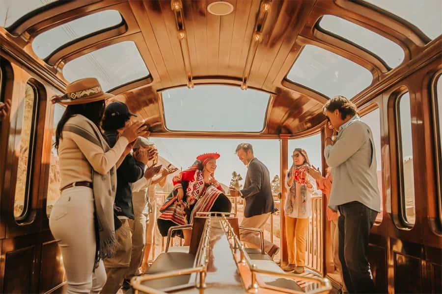 Excursion Cusco - Puno - Titicaca Observatory Train - Music, dancing, and the social side of the ride