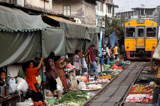 Famous Markets Tour: Maeklong Railway & Damnoen Saduak Floating - Taking the long-tail boat into Damnoen Saduak