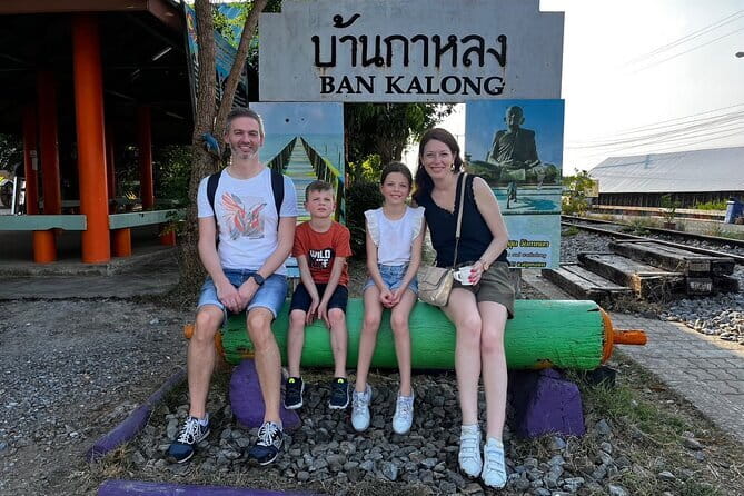 Floating and Railway Markets with Kwan Damnoen Restuarant - Cruising Damnoen Saduak by motorboat