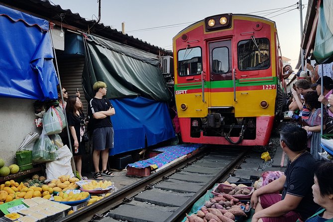Floating Market Damnoen Saduak and Meklong Railway Market: Half Day Tour - What the guide adds to the day