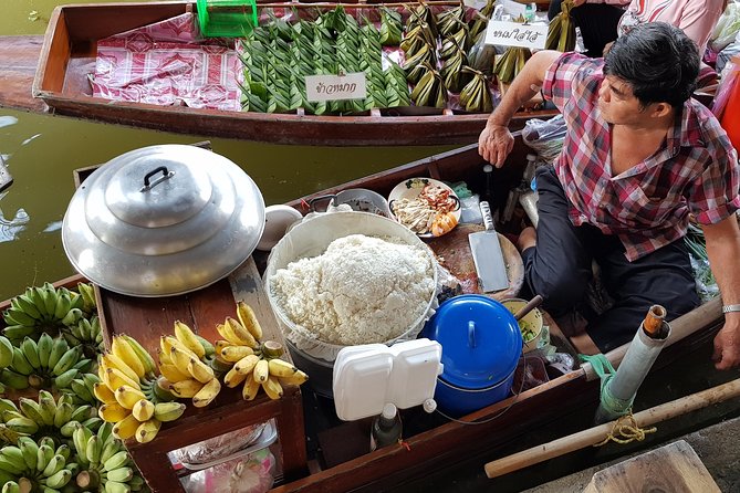 Floating Market Damnoen Saduak and Meklong Railway Market: Half Day Tour - Heat, crowds, and what to bring