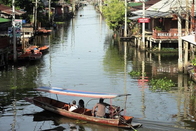 Floating Market & Railway Market Bangkok - Maeklong Railway Market and the train moment