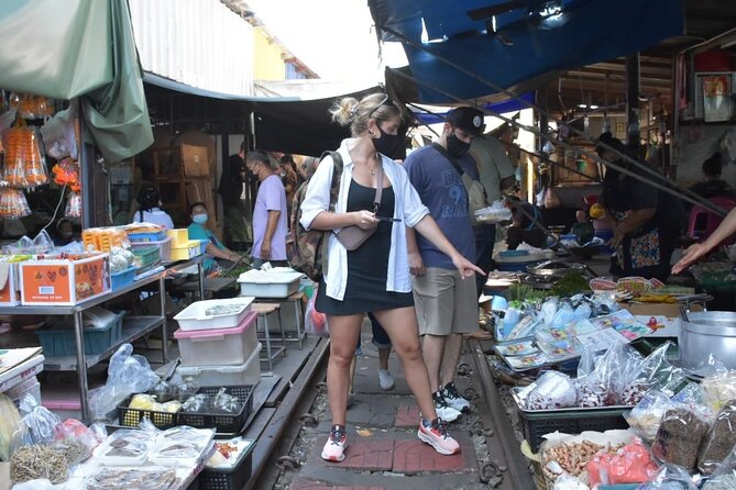 Floating Market with Great Pagoda Temple and Wat Sam Phran - A private long-tail boat at Damnoen Saduak