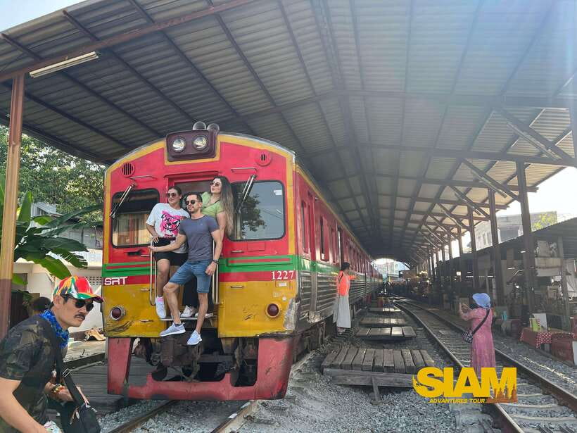 From Bangkok:Damnoen Floating Market and Railway Market Tour - Two famous markets, one long morning from Bangkok