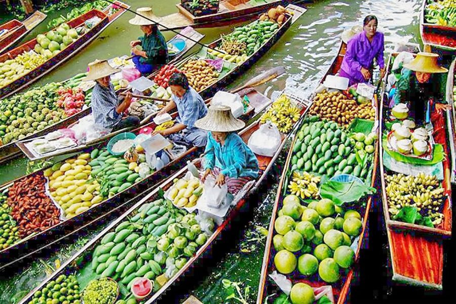 From Bangkok: Damnoen Saduak & Train Market Tour in Spanish - What to watch for at the floating market