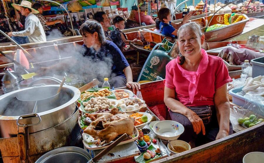From Bangkok: Damnoen Saduak & Train Market Tour in Spanish - Spanish guidance and the pace of the day
