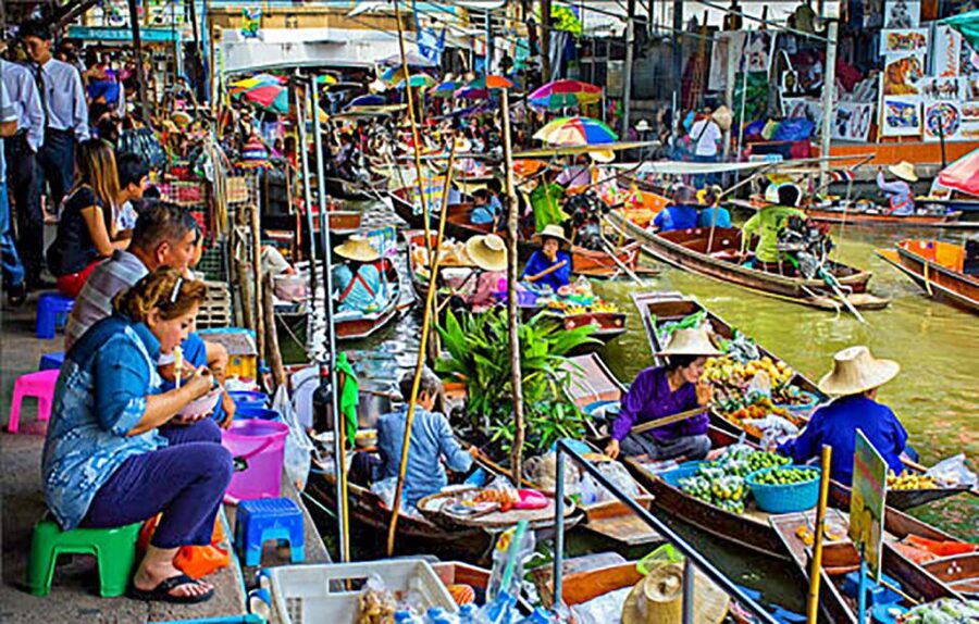 From Bangkok: Damnoen Saduak & Train Market Tour in Spanish - Shared tour or private booking?