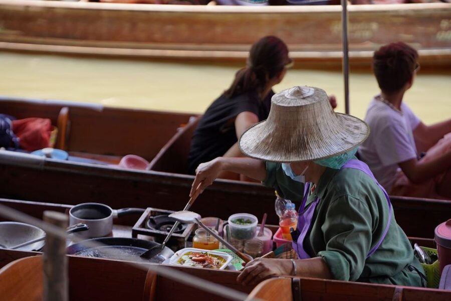 From Bangkok : Meklong Railway Market By Bus - Eating through the markets