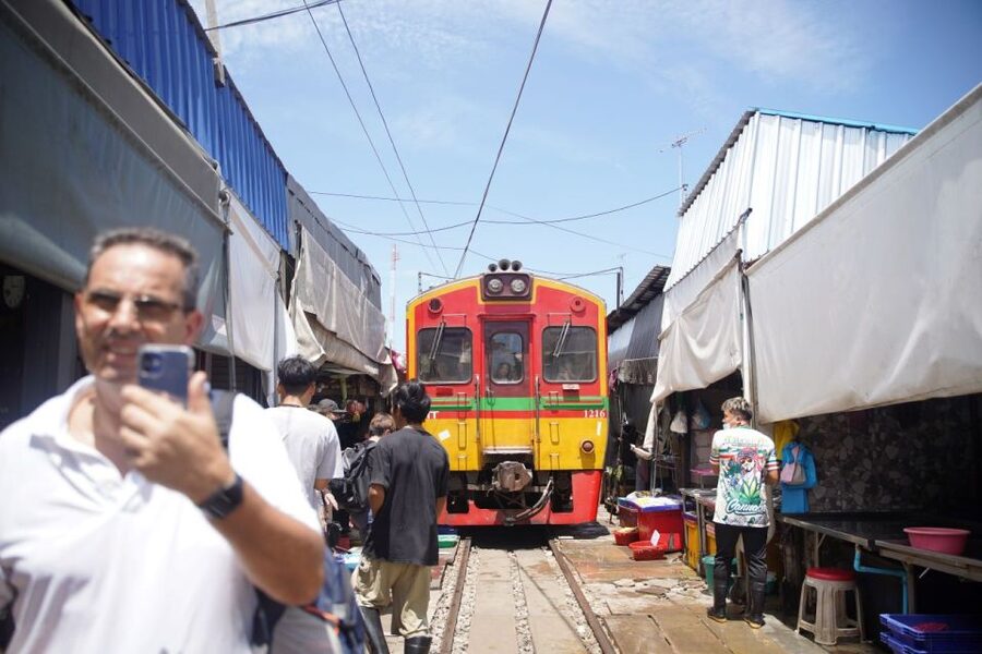 From Bangkok : Meklong Railway Market By Bus - Shopping without losing the point of the visit