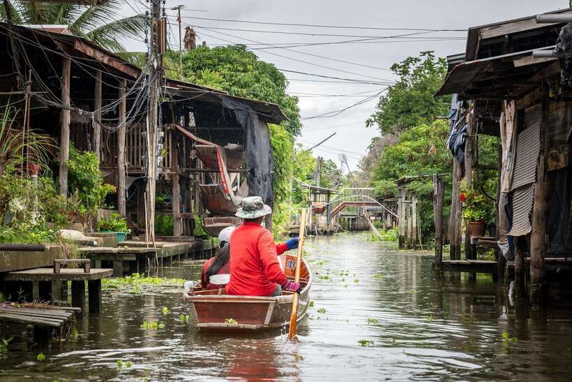 From Bangkok: Railway & Damnoen Saduak Floating Market Tour - Who should book this tour?
