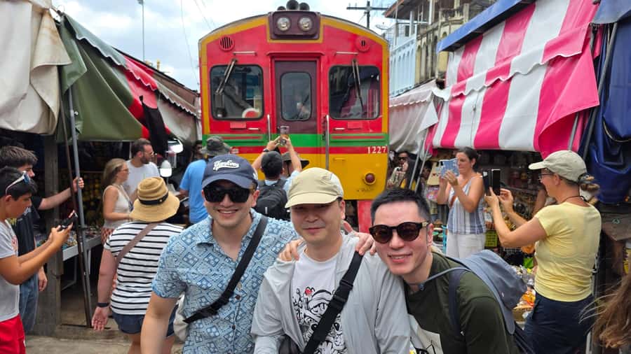 From BANGKOK: Railway Market and Amphawa Floating market - Lunch and the move to Amphawa