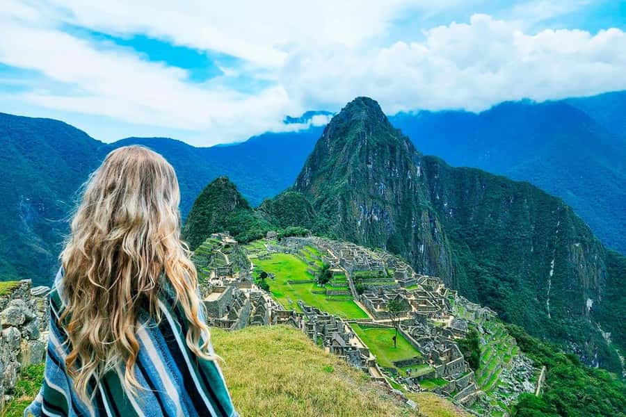 From Cusco: Excursion to Machu Picchu 1 day + Ticket & Train - Ollantaytambo station and the 105-minute train