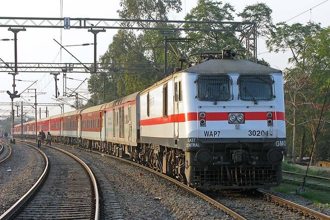 From Delhi: All-Inclusive Taj Mahal Tour by Train with Escort - Agra Fort and the Mughal court