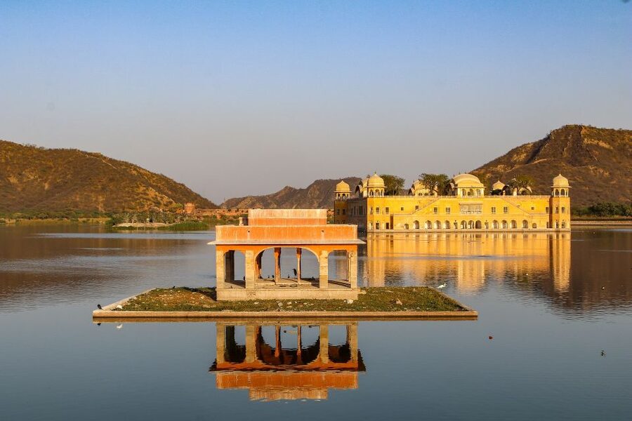From Delhi: Jaipur Day Trip by Fast Train or Private Car - Hawa Mahal shows Jaipur’s street-level character