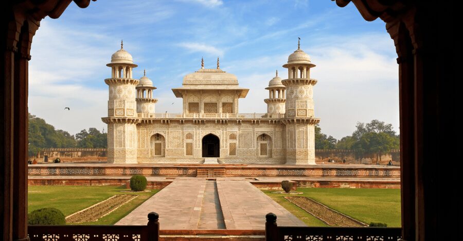 From Delhi: Private Taj Mahal & Agra Day Trip by Car or Rail - What the guides add to the day