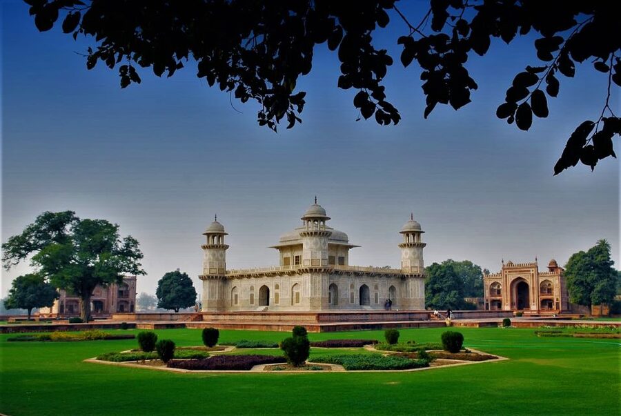 From Delhi: Taj Mahal & Agra City Tour By Gatiman Train - A private car and guide make the packed day workable