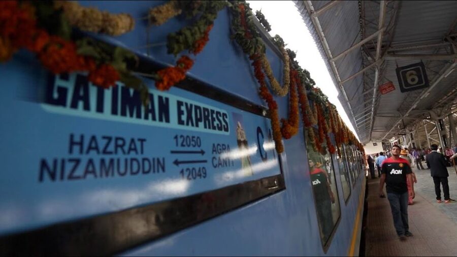 From Delhi: Taj Mahal & Agra City Tour By Gatiman Train - Meals on the train and lunch in Agra