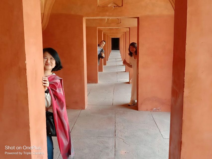 From Delhi: Taj Mahal Luxury Day Tour By Superfast Train - At the Taj Mahal, beauty with a strict timetable