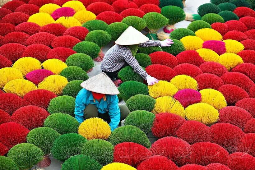From Hanoi: Incense Village & Train Street Small Group Tour - What the guides add to the experience