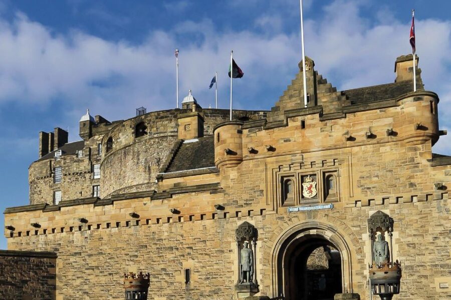 From London: Day Trip to Edinburgh by Rail with Castle Entry - What this London to Edinburgh day trip really is