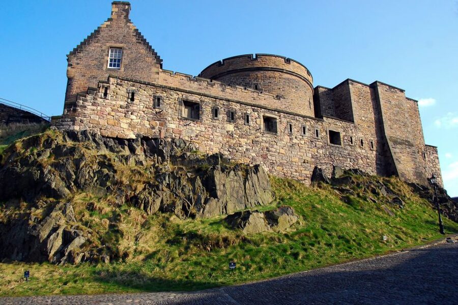 From London: Day Trip to Edinburgh by Rail with Castle Entry - The biggest issue: no guide accompanies you