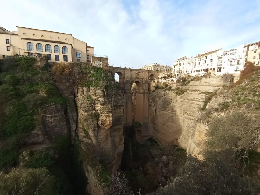 From Málaga: Ronda+Setenil de las Bodegas with Little Train - Ronda begins at the gorge