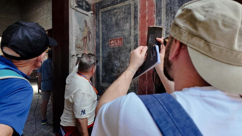 From Naples: Guided tour of Pompeii skip-the-line and round-trip train - Arriving at Pompeii and Finding the Group