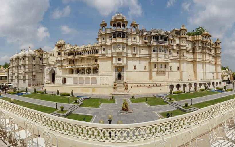 From New Delhi: Jaipur Day Trip by Train or Car - City Palace courtyards and royal rooms