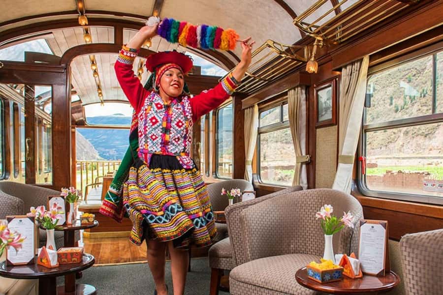 From Puno: Travel to Cusco in Titicaca Train All Inclusive - Lunch in the restaurant car