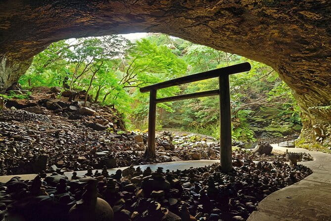 Fukuoka Takachiho Gorge, Amano Iwato and Scenic Train Tour - Takachiho Gorge and the view of Manai Falls