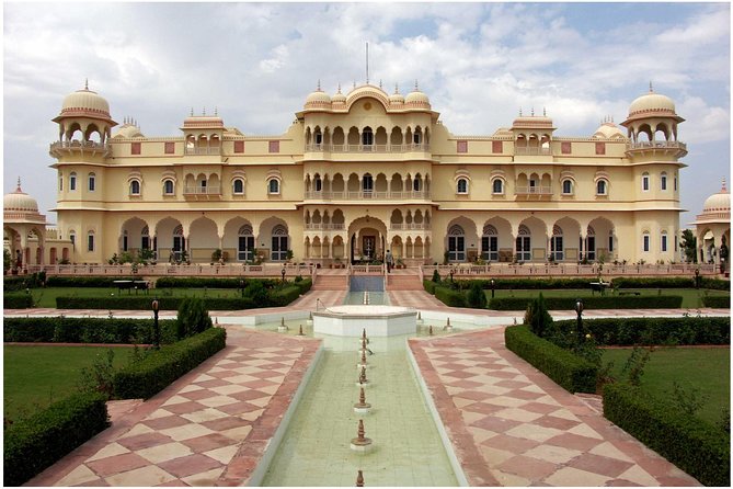 Full Day Jaipur (Pink City) Tour from Delhi by Express Train - Finding Your Jaipur Team at 10:45 a.m.