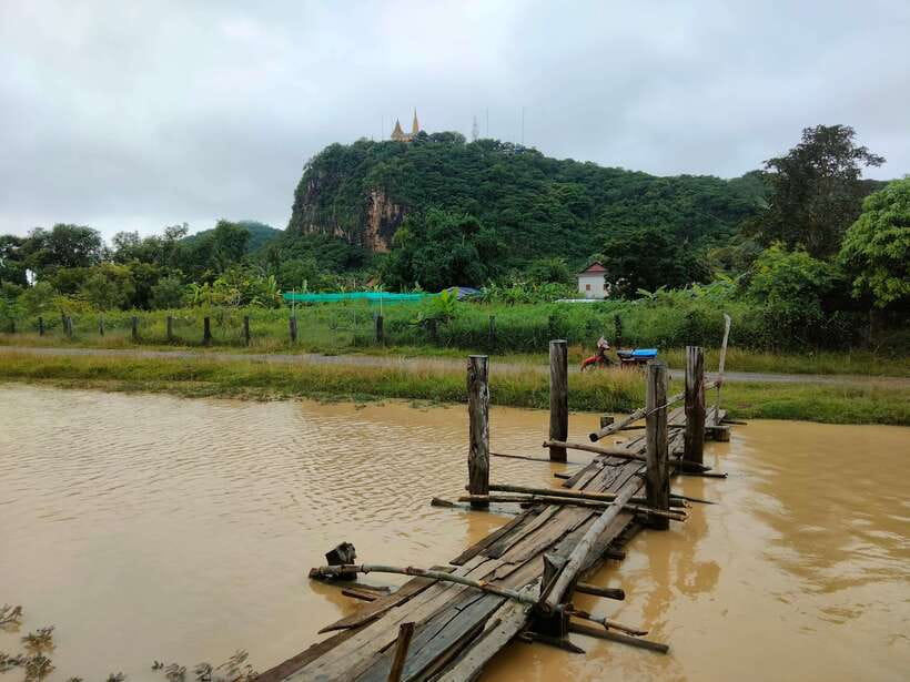 Full-day: Original bamboo train, Wat Banan, Phnom Sampov - Battambang’s civic buildings and Tadam Bong Kro Aung