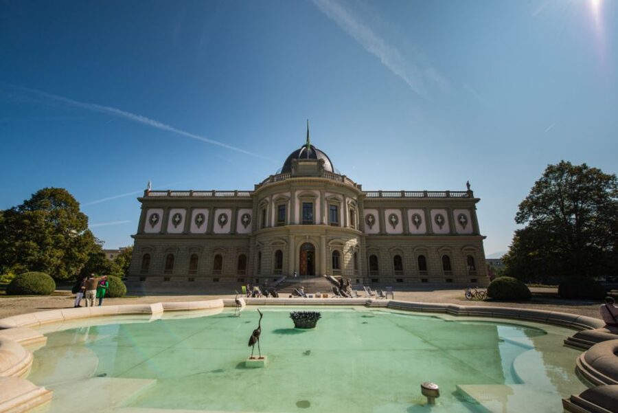 Geneva: Hop-on Hop-Off Bus & Scenic Mini-Train Tour - Following the lakefront parks from Rotonde du Mont Blanc