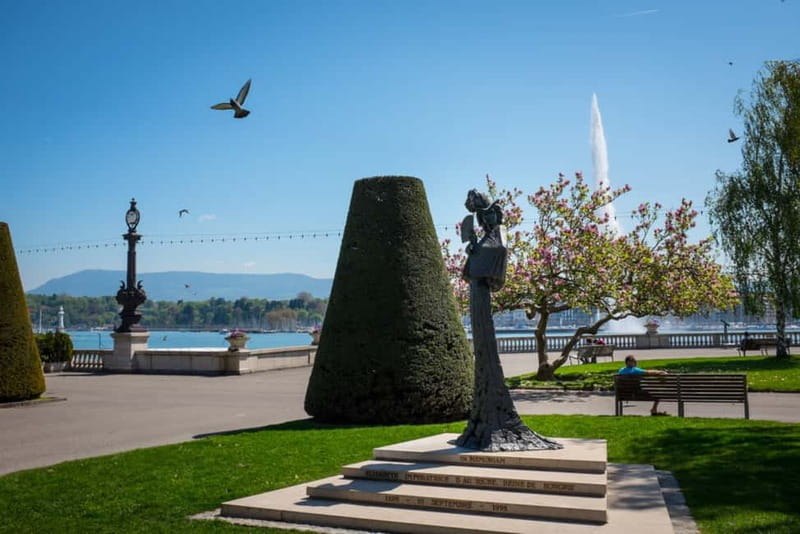Geneva: Hop-on Hop-Off Bus & Scenic Mini-Train Tour - Seeing the Jet d’Eau and Geneva’s left bank