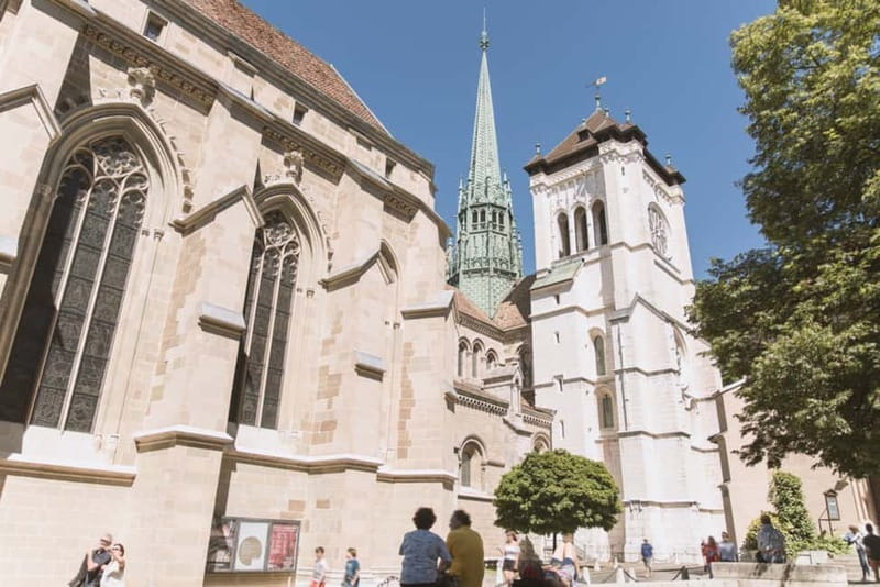 Geneva: Hop-on Hop-Off Bus & Scenic Mini-Train Tour - Starting at Place Dorcière for the International District