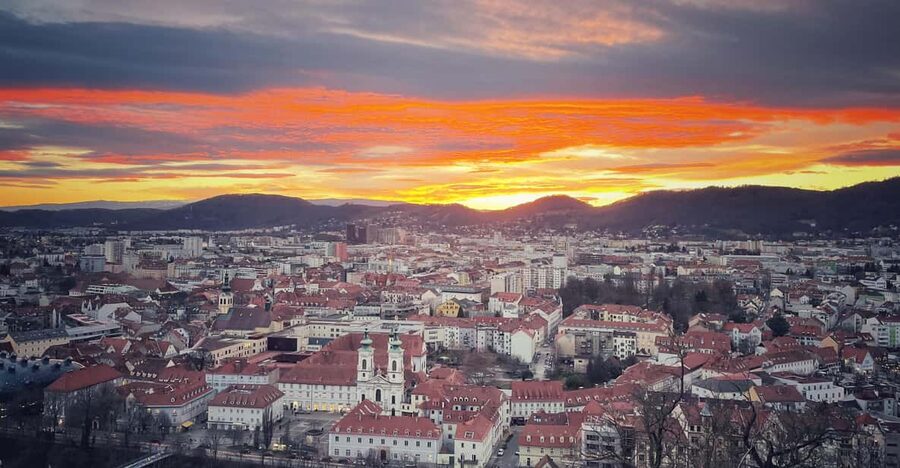 Graz: Funicular Ride & Schlossberg Picnic Experience - Meeting at Taubenbrunnen on Schlossbergplatz