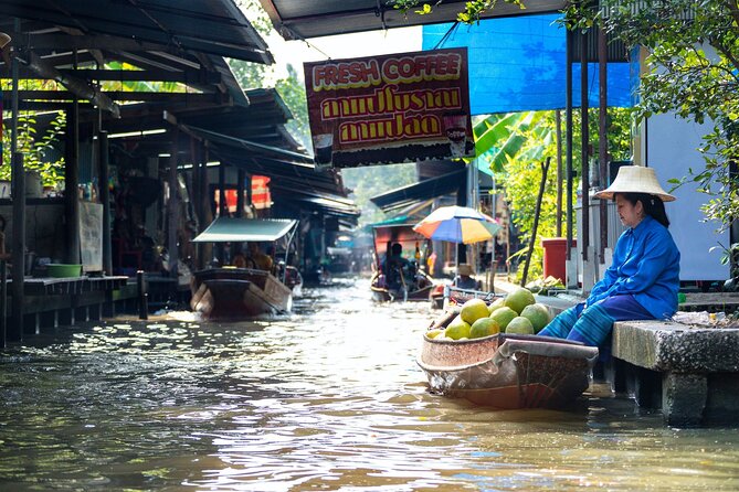 Half Day Railway Market and Damnoen saduak Floating Market tour - Reaching Damnoen Saduak by long-tail boat