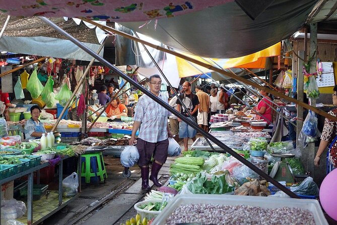 Half Day Railway Market and Damnoen saduak Floating Market tour - Why the guide matters on this particular trip