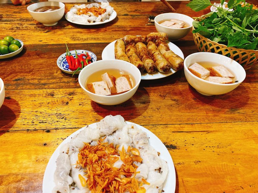 Hanoi: 7 Tastings Street Food Tour with Train Street - Dessert closes with che or egg coffee