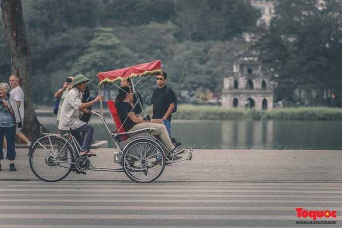 Hanoi: Bat Trang Pottery class & Train Street Private Tour - The 30-minute rickshaw ride through central Hanoi