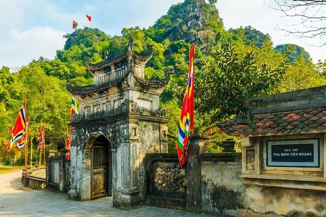 Hanoi Best Local Food, Vegan, Vegetarian Option Add Train Street - What this Hanoi evening tour actually seems to offer