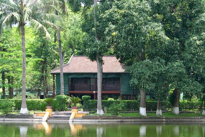 Hanoi City Half Day Private Tour: Hidden Corners & Train Street - Dong Xuan Market gives the tour a daily-life break