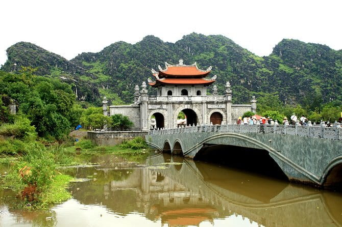 Hanoi City Tour: Private Half Day - Highlights and Train Street - Dong Xuan Market: 45 Minutes of Hanoi Commerce